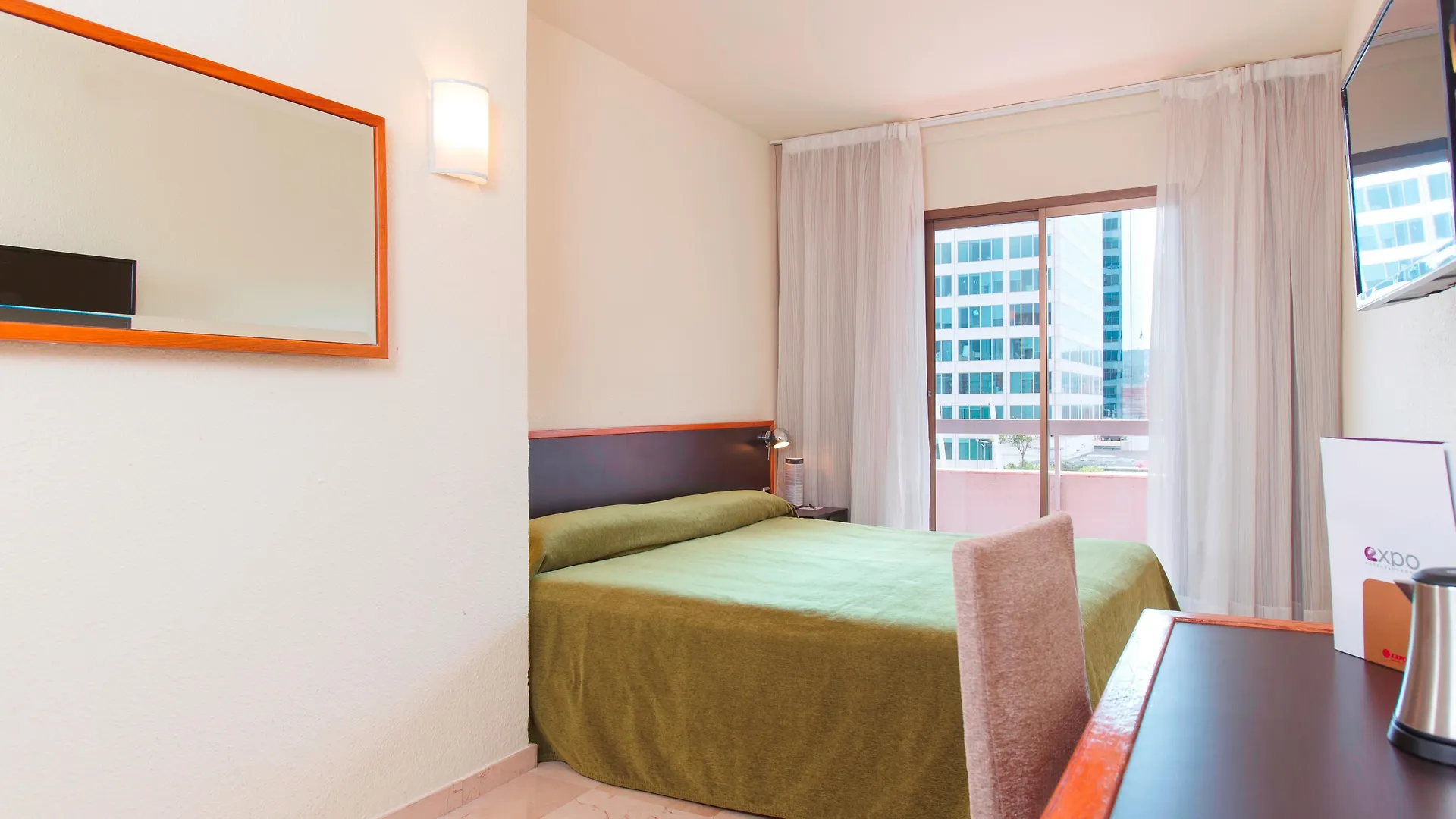 Moxy Barcelona Hotel 4*,