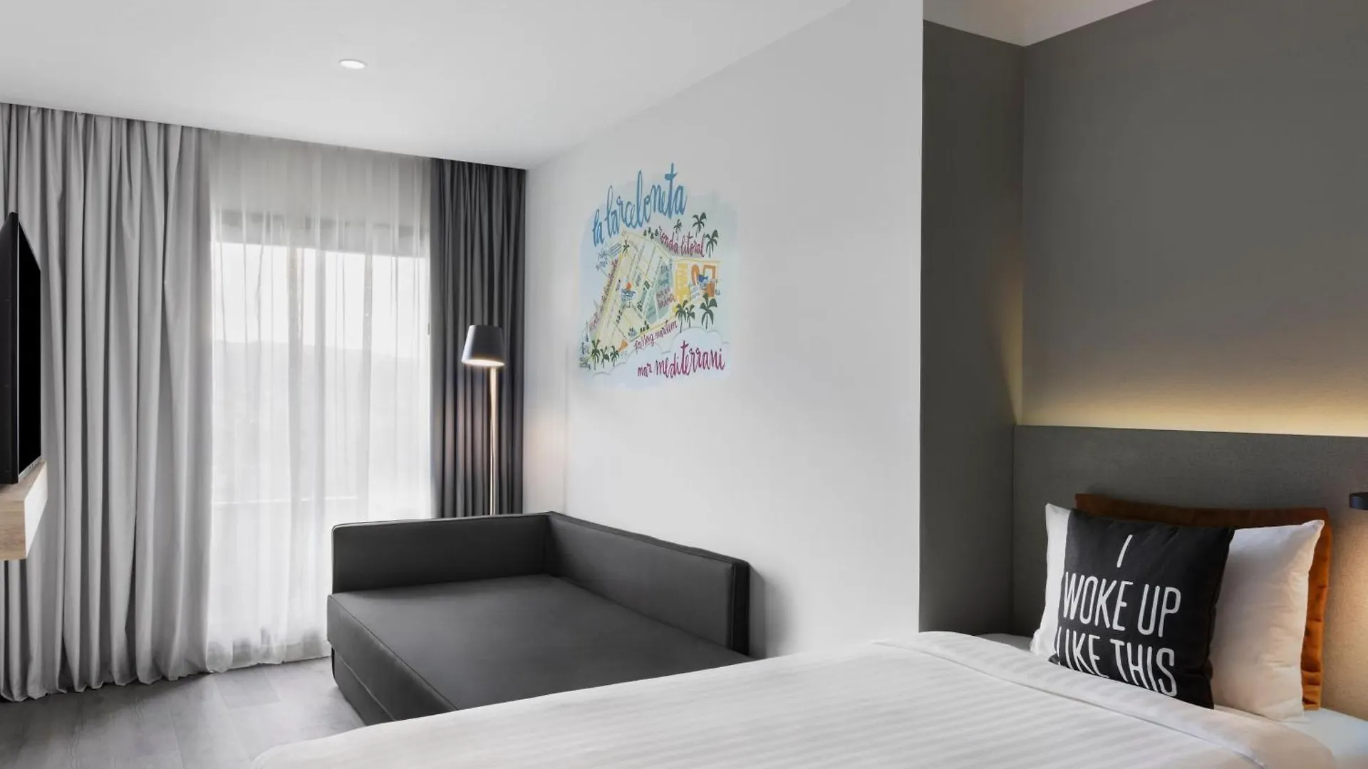 Moxy Barcelona Hotel 4*,